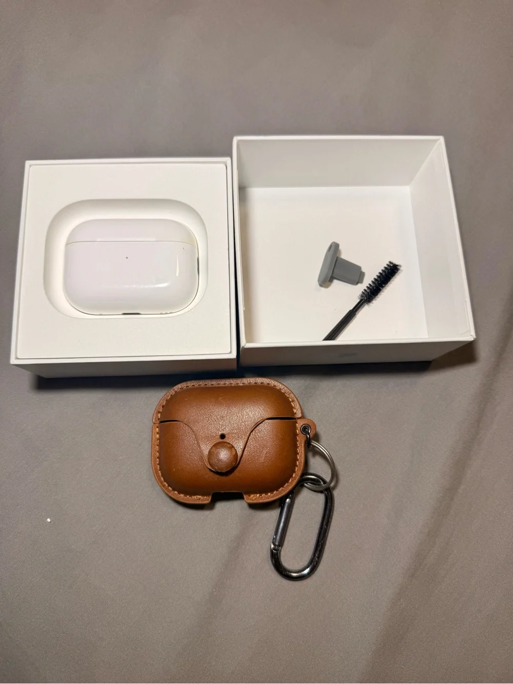Apple AirPods Pro (2nd Gen) Wireless Earbuds Lightning with box and carry case